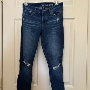 Skinny Jeans with two rips in the knees